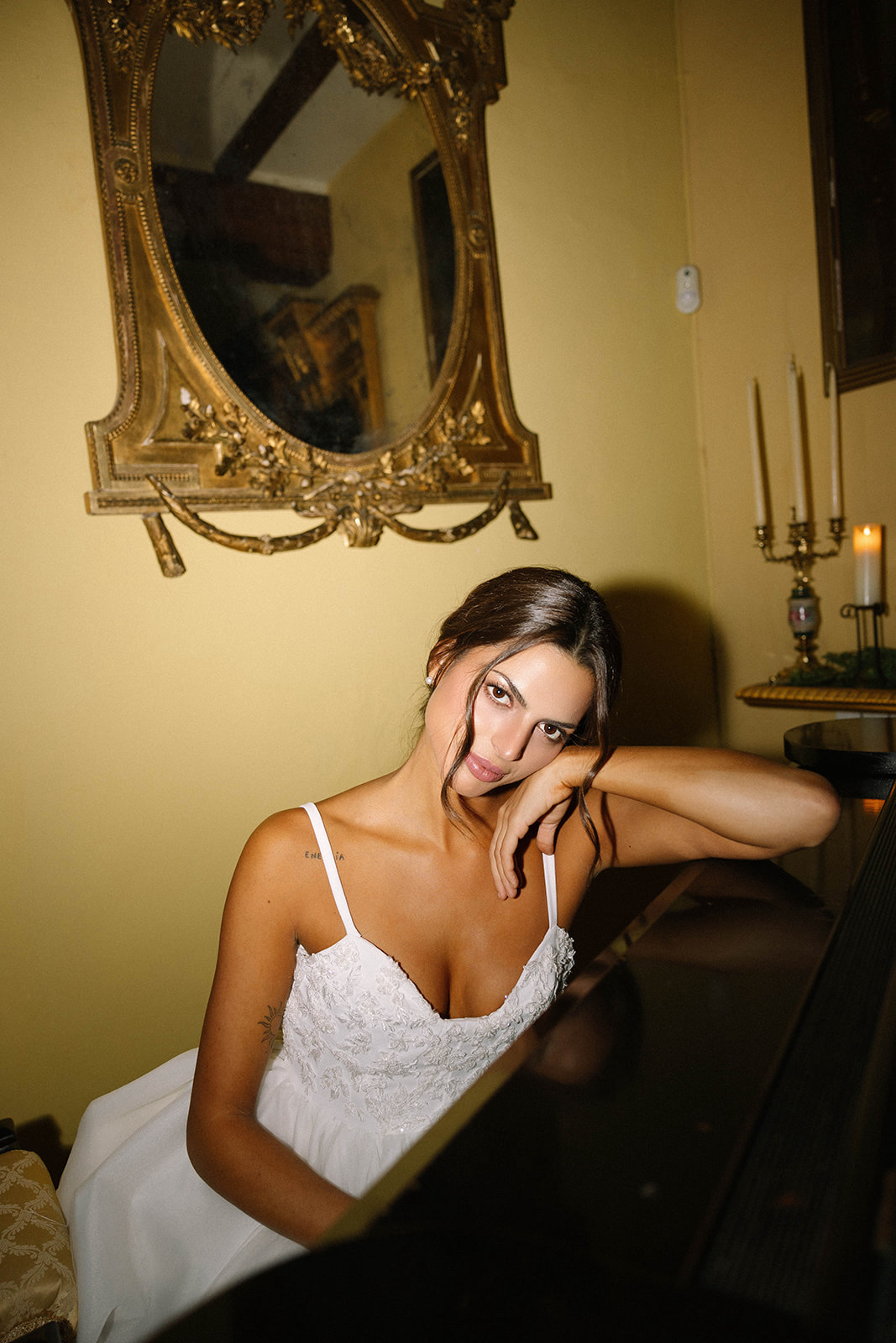 Retrato editorial en interior con look colorido