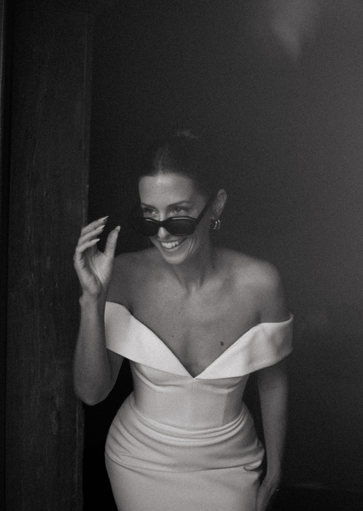 Retrato de novia con gafas de sol y maquillaje luminoso